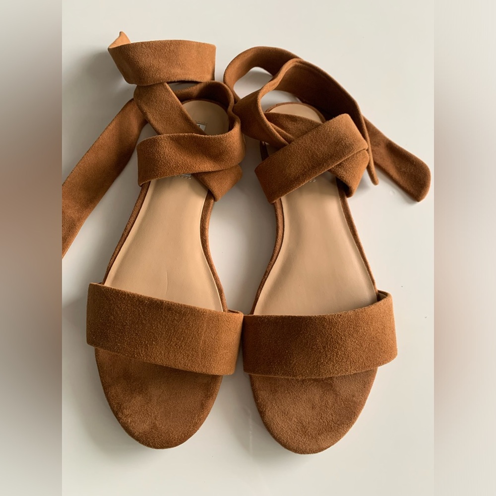 NEW FLAT ANKLE TIE SANDAL SIZE 8.5 CARAMEL COGNAC BROWN SAKS FIFTH AVENUE NWT